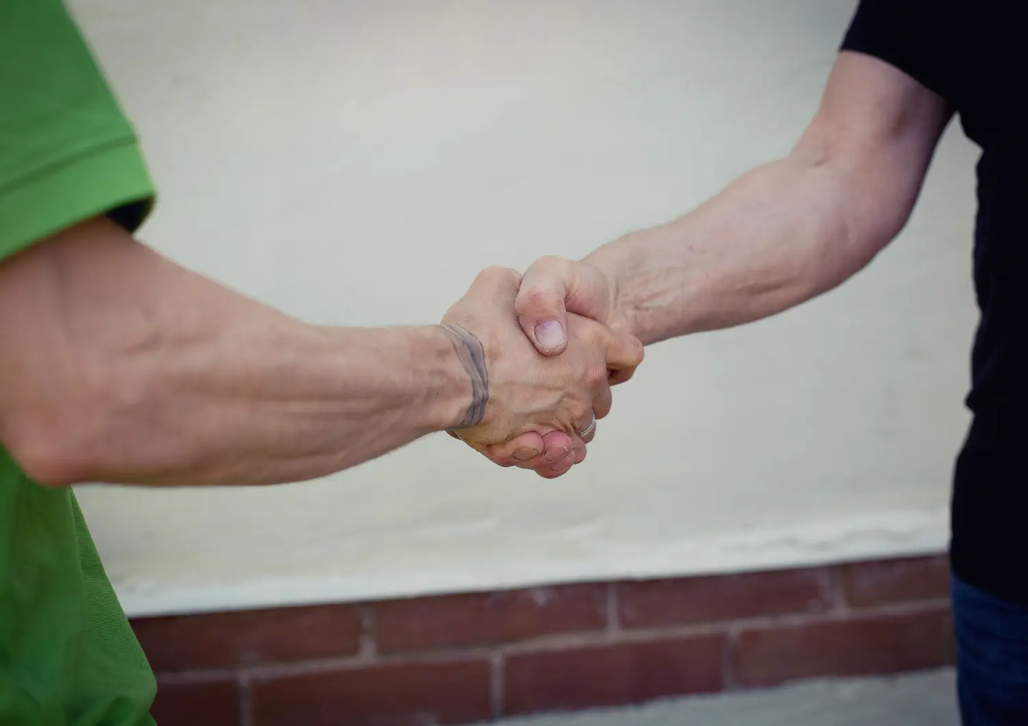 Kelly-Hausmeisterdienst & Helfende Hand, 2 Personen geben sich die Hand